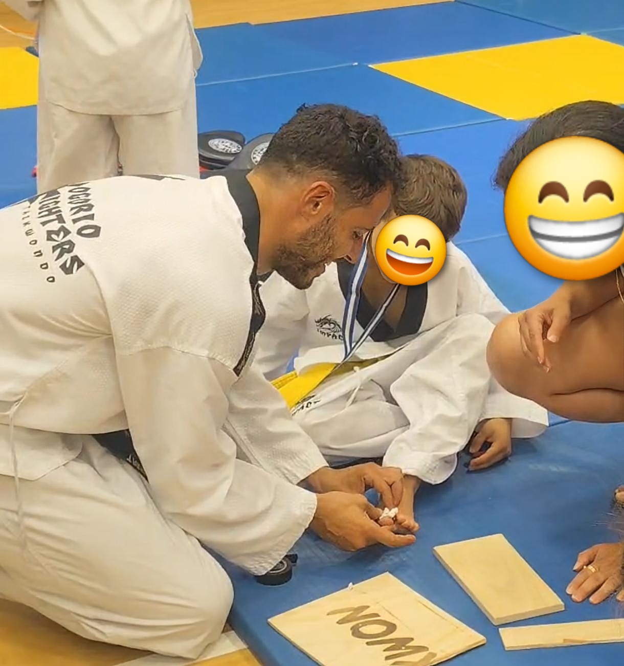 המאמן הראשי עם תלמידים